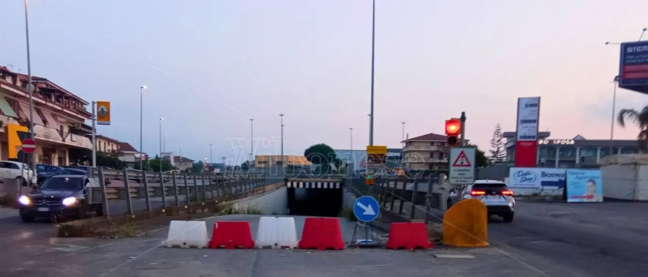 Statale 18, il tunnel del Vibo Center ancora chiuso dopo 8 mesi: istituzioni silenti e questione archiviata alla voce \"tanto a che serve?\"