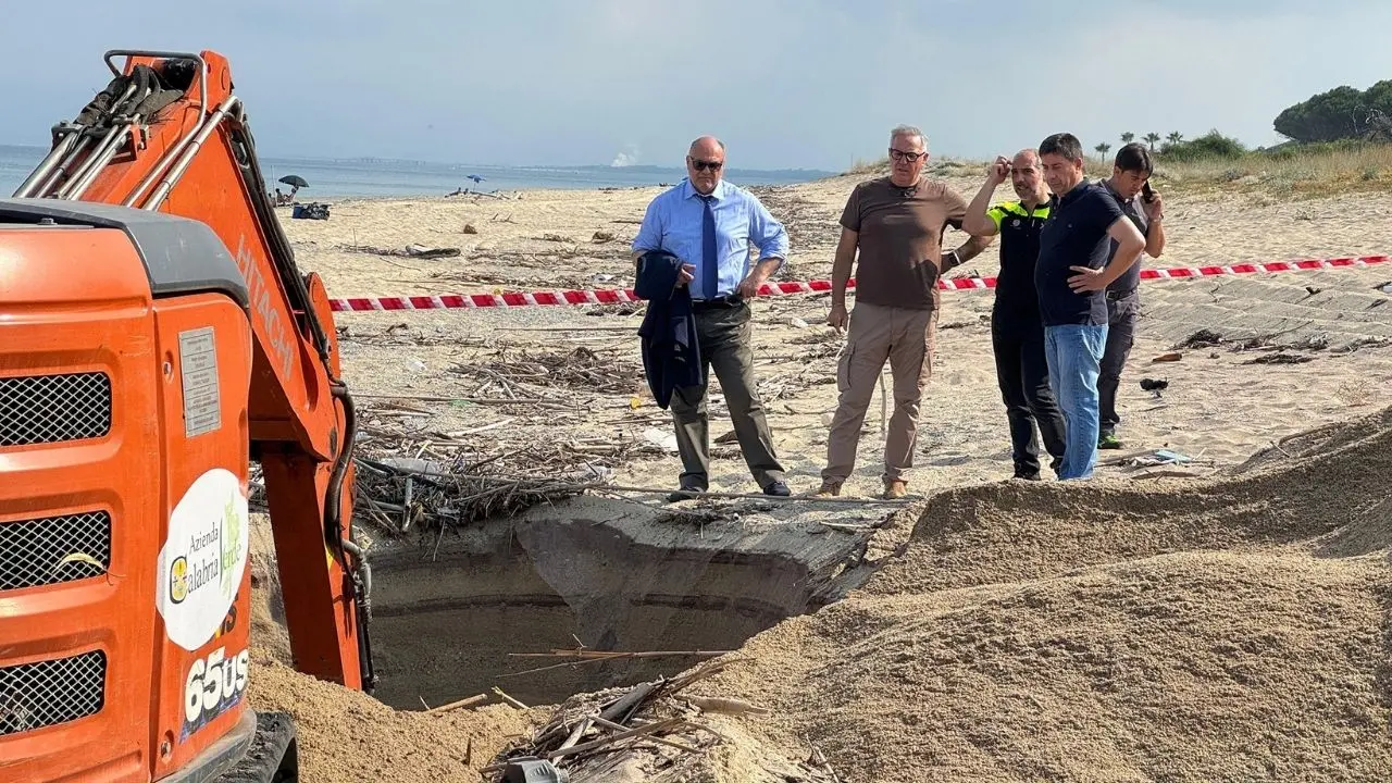 Mare sporco, sopralluogo della Regione a Pizzo dopo gli scarichi abusivi segnalati dal drone radar. Ma la ruspa non trova nulla