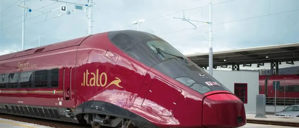 Il treno Italo investito da una frana: convoglio fermo alla stazione di Vibo-Pizzo