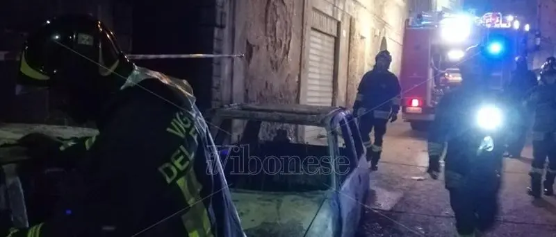 Due auto in fiamme nella notte a Nicotera, indagano i carabinieri