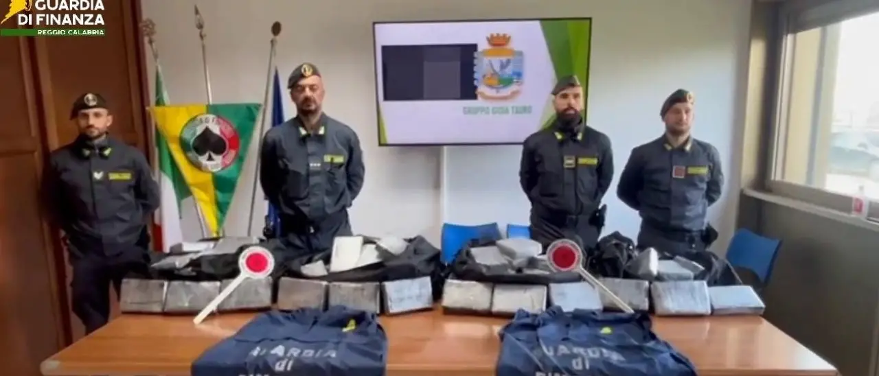 Sequestrati due quintali di cocaina: i finanzieri arrestano due portuali che avevano tentato la fuga tra i container di Gioia Tauro - VIDEO
