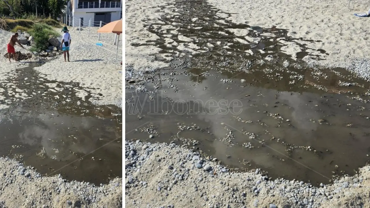 Tropea, una pozzanghera di fogna in spiaggia tra ombrelloni e turisti sconcertati: «Situazione gravissima»