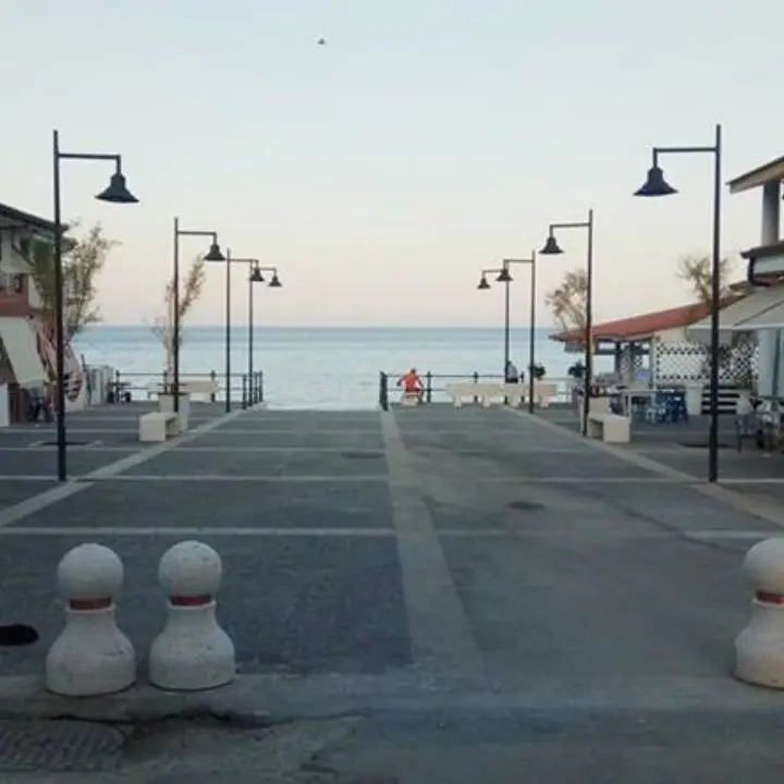 Ricadi, la piazza di Santa Maria occupata abusivamente con tavoli e sedie: sanzioni per 5 locali