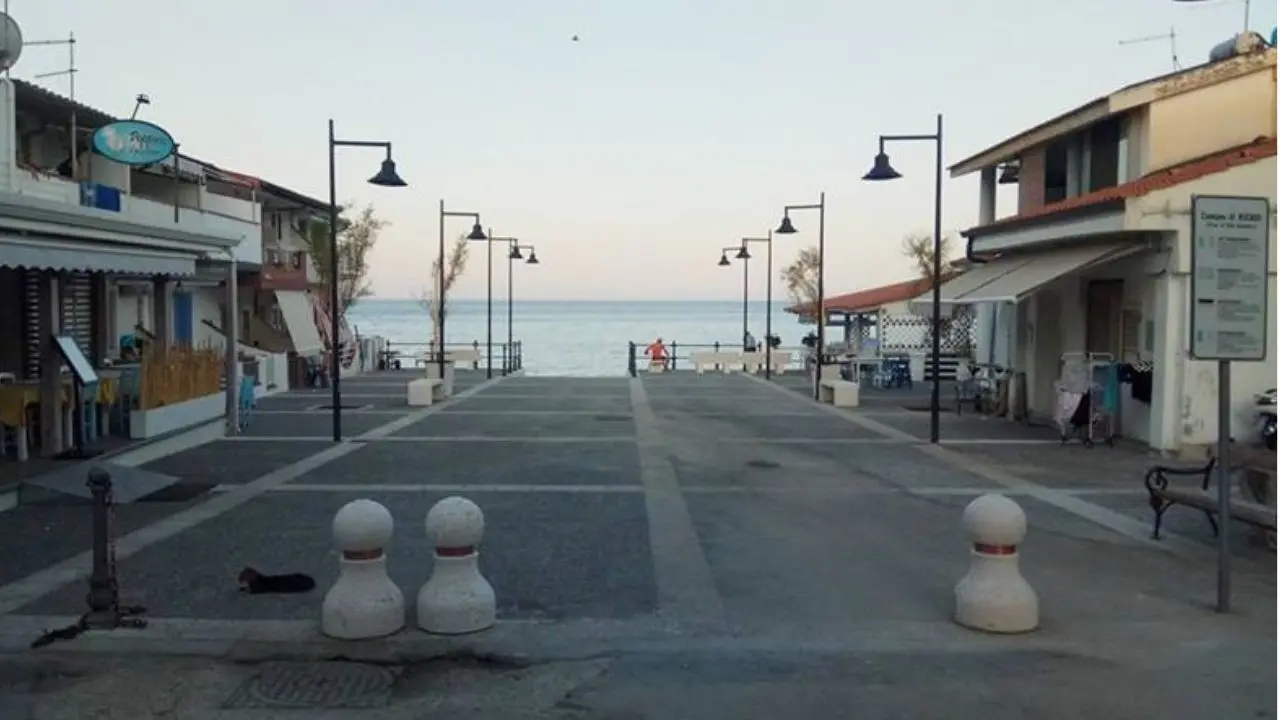 Ricadi, la piazza di Santa Maria occupata abusivamente con tavoli e sedie: sanzioni per 5 locali