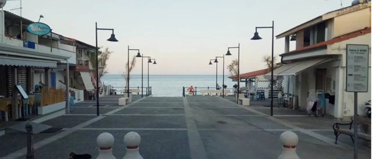 Ricadi, la piazza di Santa Maria occupata abusivamente con tavoli e sedie: sanzioni per 5 locali