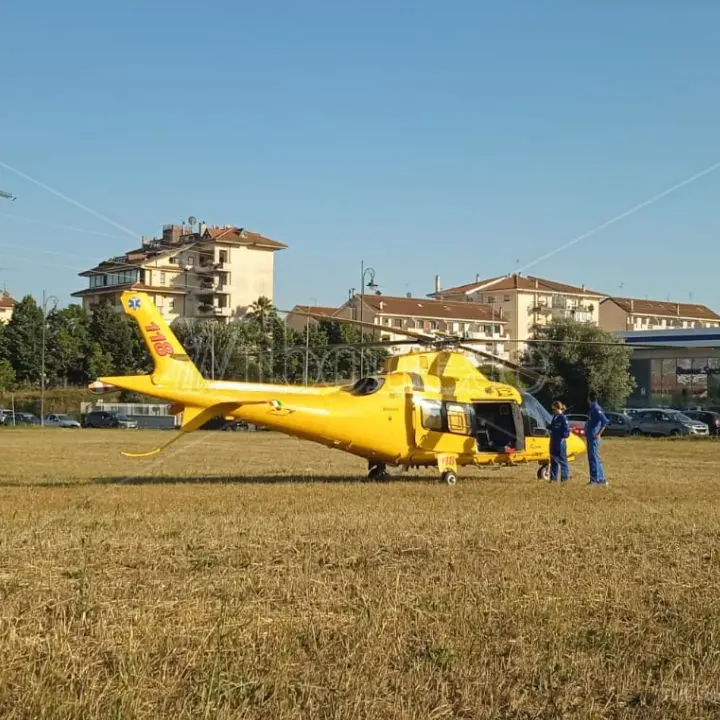 Vibo, ha un malore ma non ci sono ambulanze disponibili: elisoccorso da Lamezia atterra in centro ma non c'è più nulla da fare