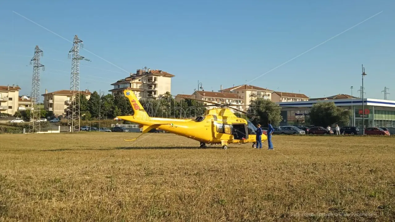 Vibo, ha un malore ma non ci sono ambulanze disponibili: elisoccorso da Lamezia atterra in centro ma non c'è più nulla da fare