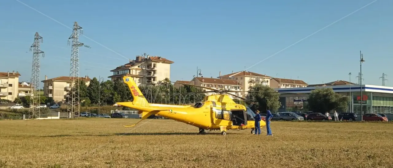Vibo, ha un malore ma non ci sono ambulanze disponibili: elisoccorso da Lamezia atterra in centro ma non c'è più nulla da fare