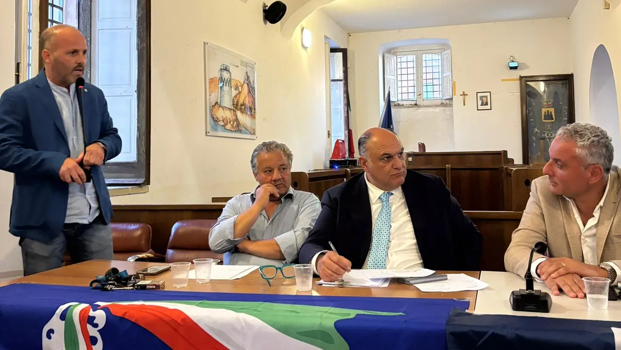 Fratelli d'Italia Vibo si riunisce a Nicotera per parlare di turismo e Costa degli Dei con l'assessore regionale Calabrese