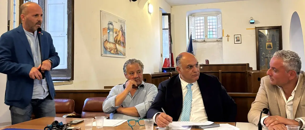 Fratelli d'Italia Vibo si riunisce a Nicotera per parlare di turismo e Costa degli Dei con l'assessore regionale Calabrese
