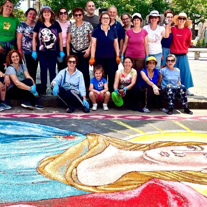 L'infiorata di Filadelfia: un tappeto di petali lungo 60 metri per l'XI edizione che ha incantato tutti