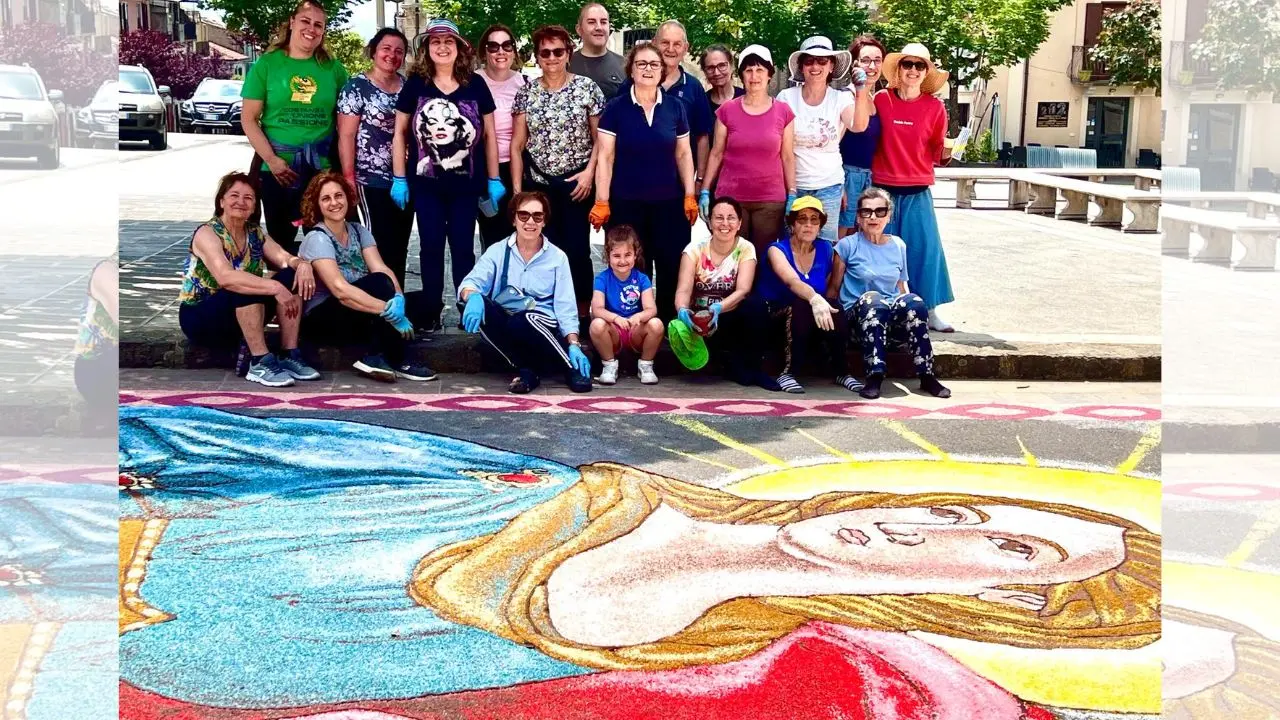 L'infiorata di Filadelfia: un tappeto di petali lungo 60 metri per l'XI edizione che ha incantato tutti
