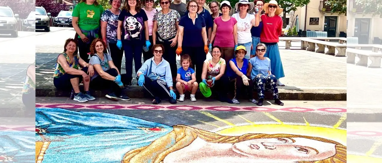 L'infiorata di Filadelfia: un tappeto di petali lungo 60 metri per l'XI edizione che ha incantato tutti