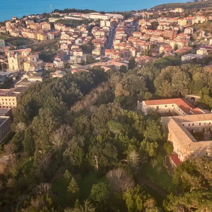 Vibo ha bisogno di occhi che sappiano vedere anche la bellezza che resiste, non solo il degrado