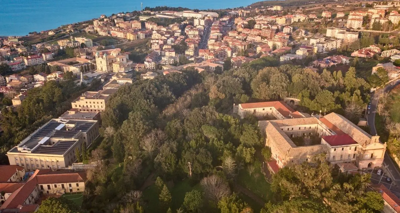 Vibo ha bisogno di occhi che sappiano vedere anche la bellezza che resiste, non solo il degrado