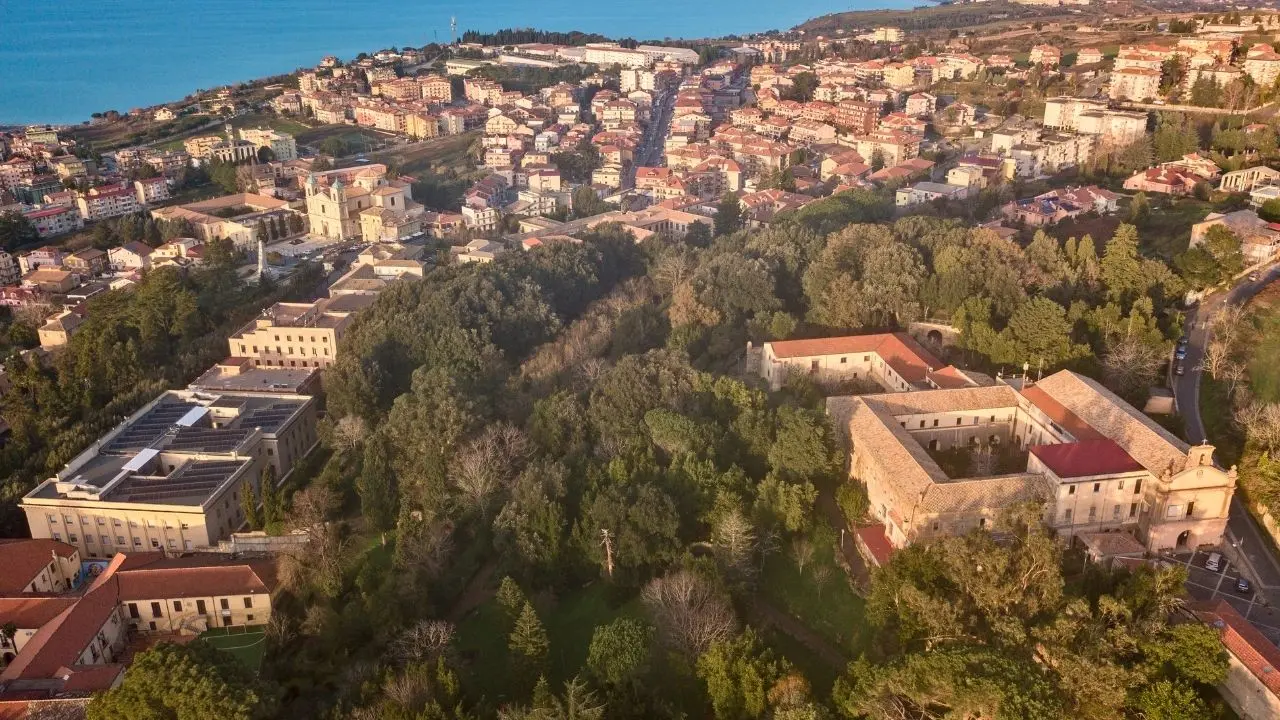 Vibo ha bisogno di occhi che sappiano vedere anche la bellezza che resiste, non solo il degrado