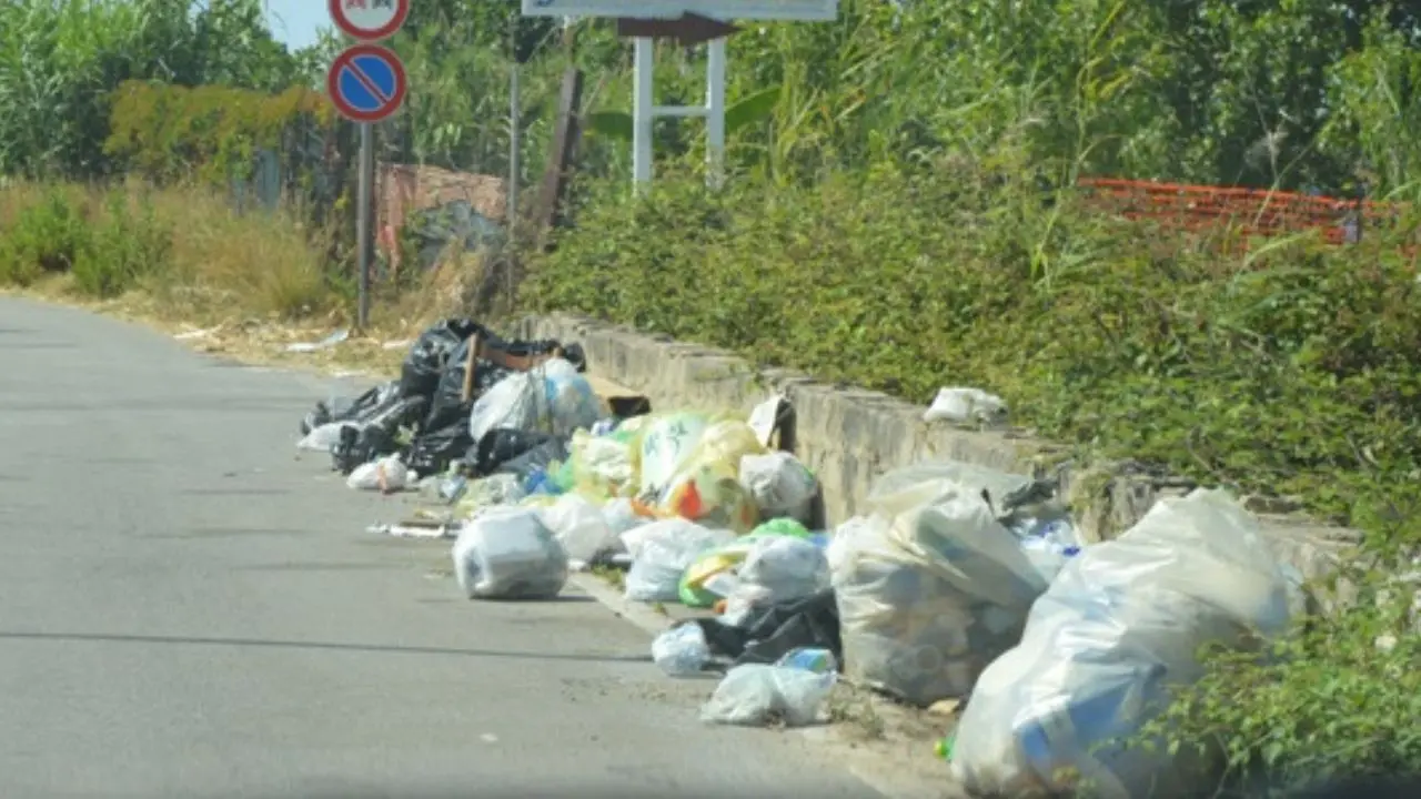 Bivona torna a popolarsi di villeggianti e... rifiuti: «Il porta a porta non è adatto a un luogo di vacanza. E i \"lordazzi\" ne approfittano»