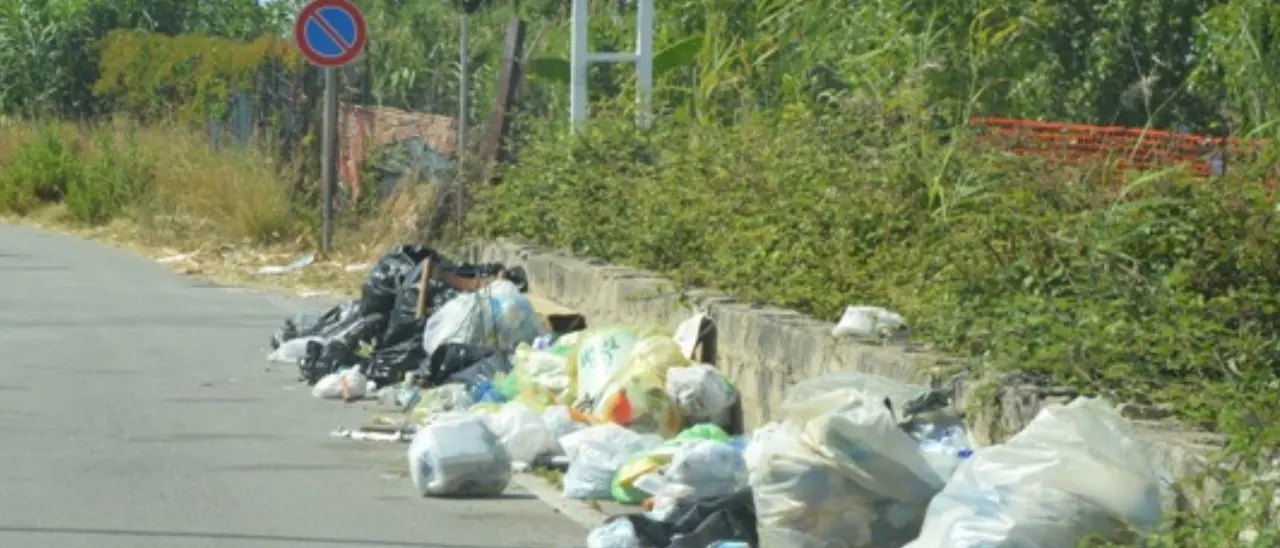 Bivona torna a popolarsi di villeggianti e... rifiuti: «Il porta a porta non è adatto a un luogo di vacanza. E i \"lordazzi\" ne approfittano»