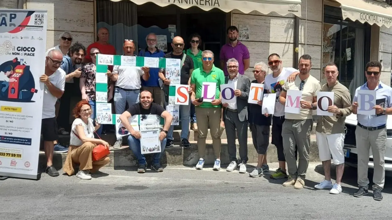 Libri invece di slot machine: l’esempio dello ''Scrivo lounge bar'' a Serra San Bruno contro la dipendenza dal gioco d'azzardo