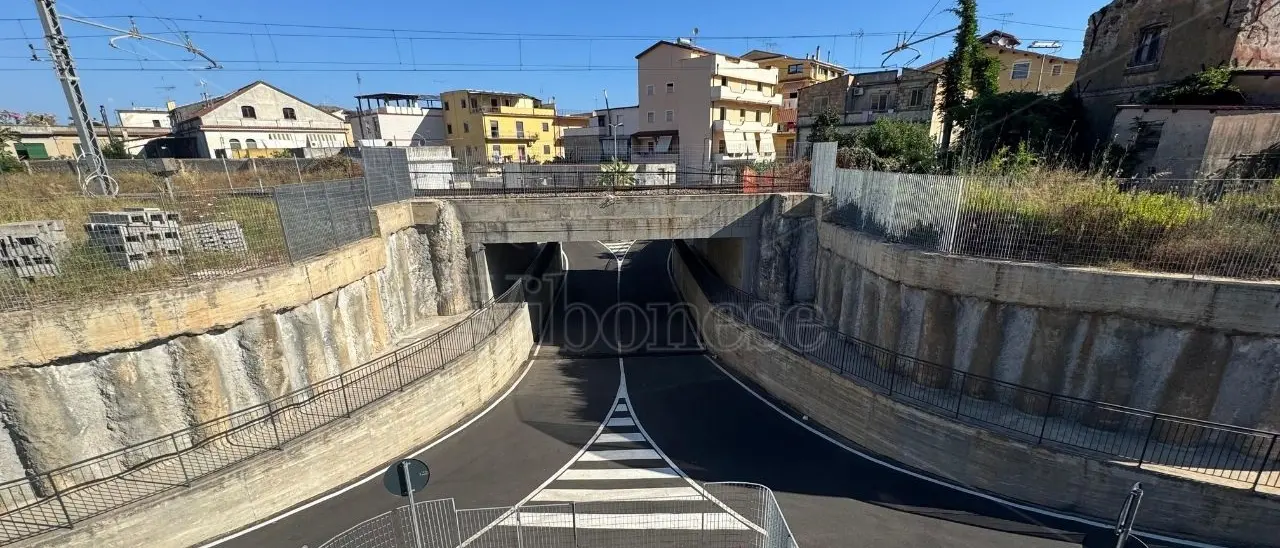 Vibo Marina, ora il sottopasso c’è ma manca chi lo usa. E il M5s chiede al sindaco di istituire l’isola pedonale sul lungomare