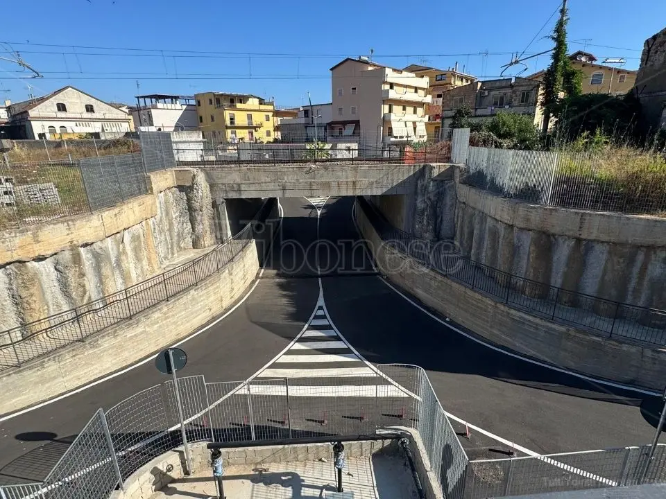 Vibo Marina, ora il sottopasso c’è ma manca chi lo usa. E il M5s chiede al sindaco di istituire l’isola pedonale sul lungomare