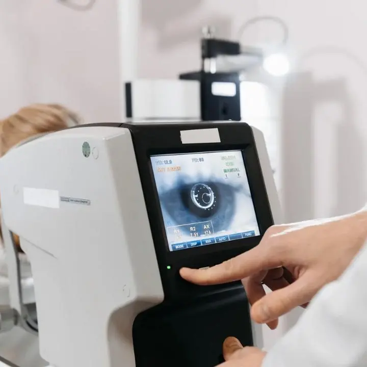 Medici e infermieri arrestati a Catanzaro, ecco come funzionava il sistema sanitario parallelo secondo la Procura: interventi abusivi, incassi in nero e liste d’attesa saltate