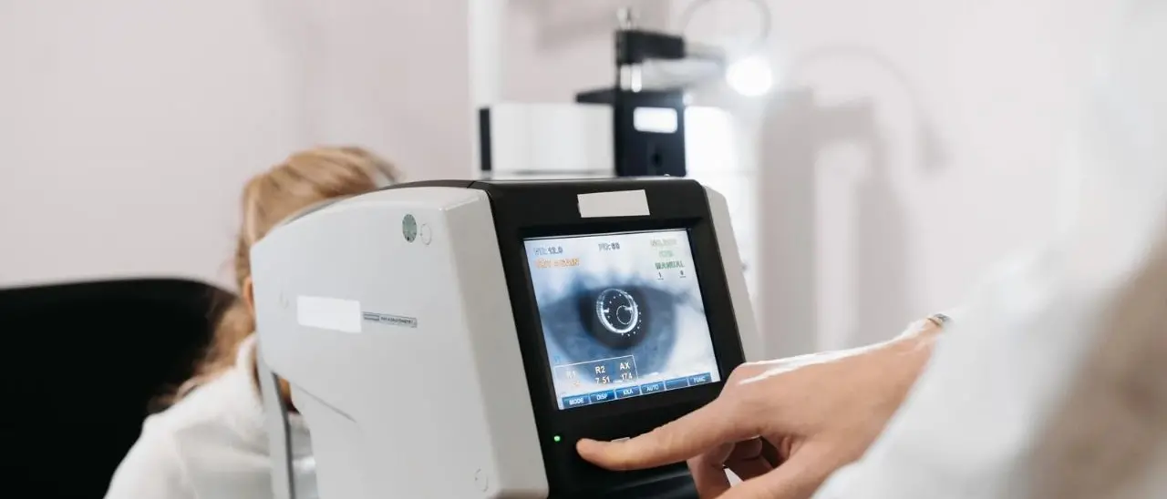 Medici e infermieri arrestati a Catanzaro, ecco come funzionava il sistema sanitario parallelo secondo la Procura: interventi abusivi, incassi in nero e liste d’attesa saltate