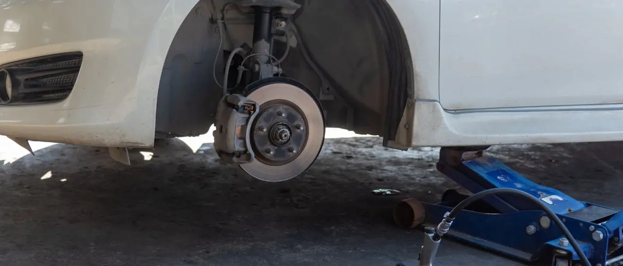 Tragedia a San Costantino, cede il cric mentre ripara l'auto e resta schiacciato: morto 60enne