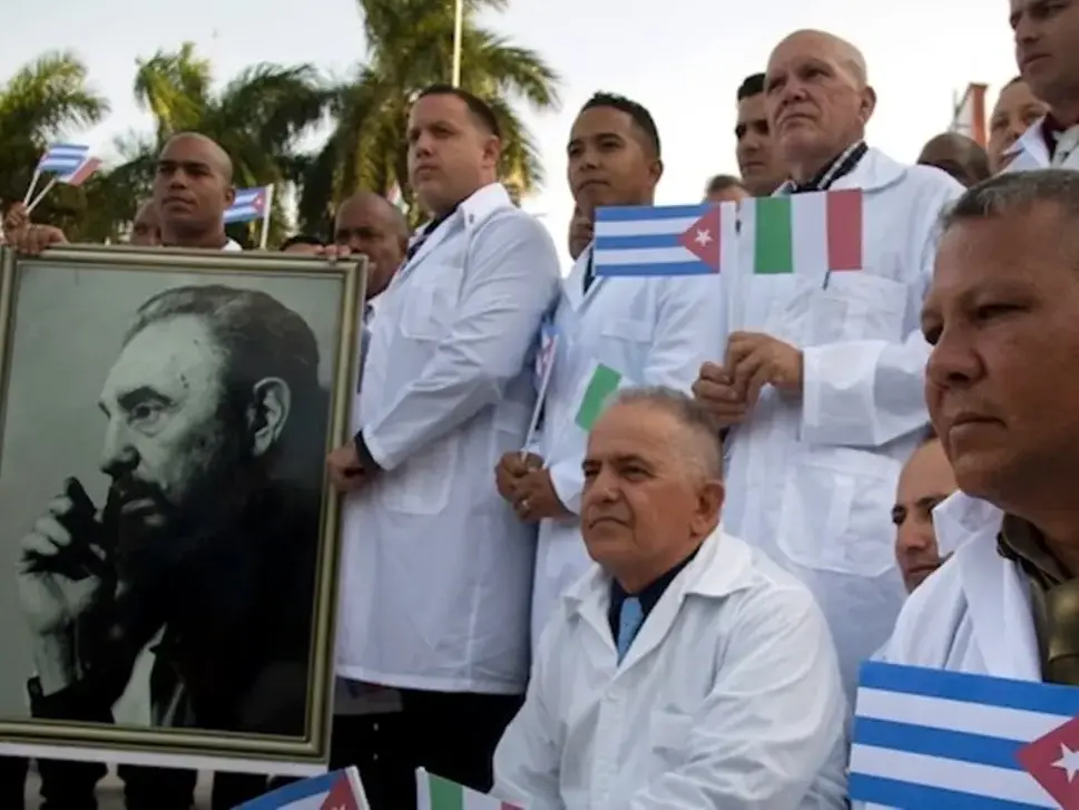 Medici cubani in Calabria, L'Avana si prende anche tre quarti dello stipendio: l'inchiesta del network dissidente CubaNet