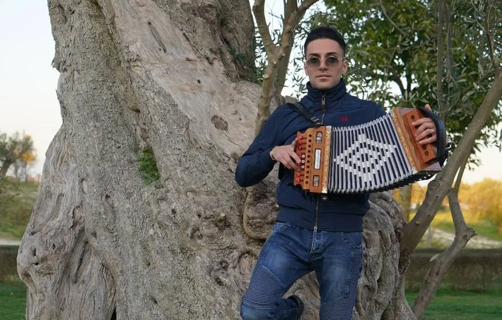 “Calabria non m’abbandunari”, ecco il nuovo singolo del cantautore Antonio Cocciolo - Video