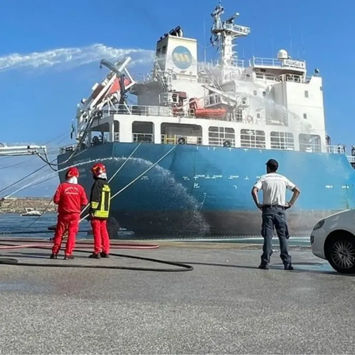 Incendio a bordo di una nave cisterna partita da Torre Annunziata e diretta al porto di Vibo Marina