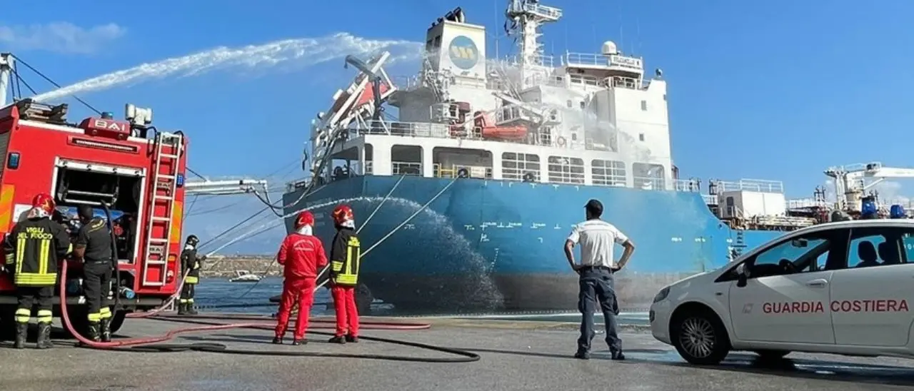 Incendio a bordo di una nave cisterna partita da Torre Annunziata e diretta al porto di Vibo Marina