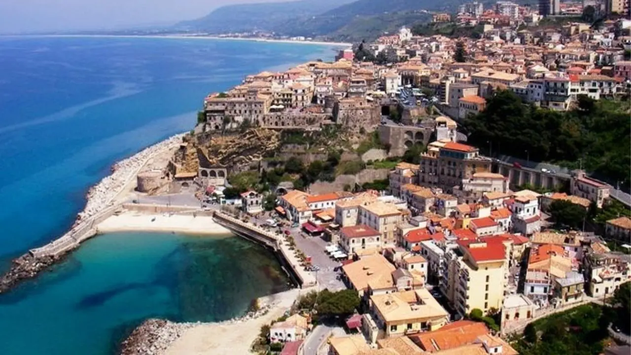 Pizzo, l’opposizione critica il sindaco: «Strade colabrodo, mare sporco e turisti in fuga. In tre anni non è cambiato nulla»