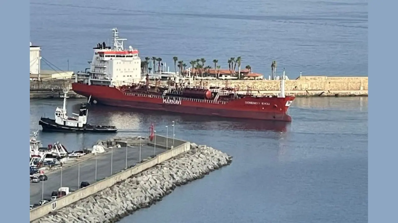 Incendio su una nave cisterna diretta a Vibo Marina, Fit-Cisl: «Grazie a equipaggio e autorità scongiurate conseguenze gravi»