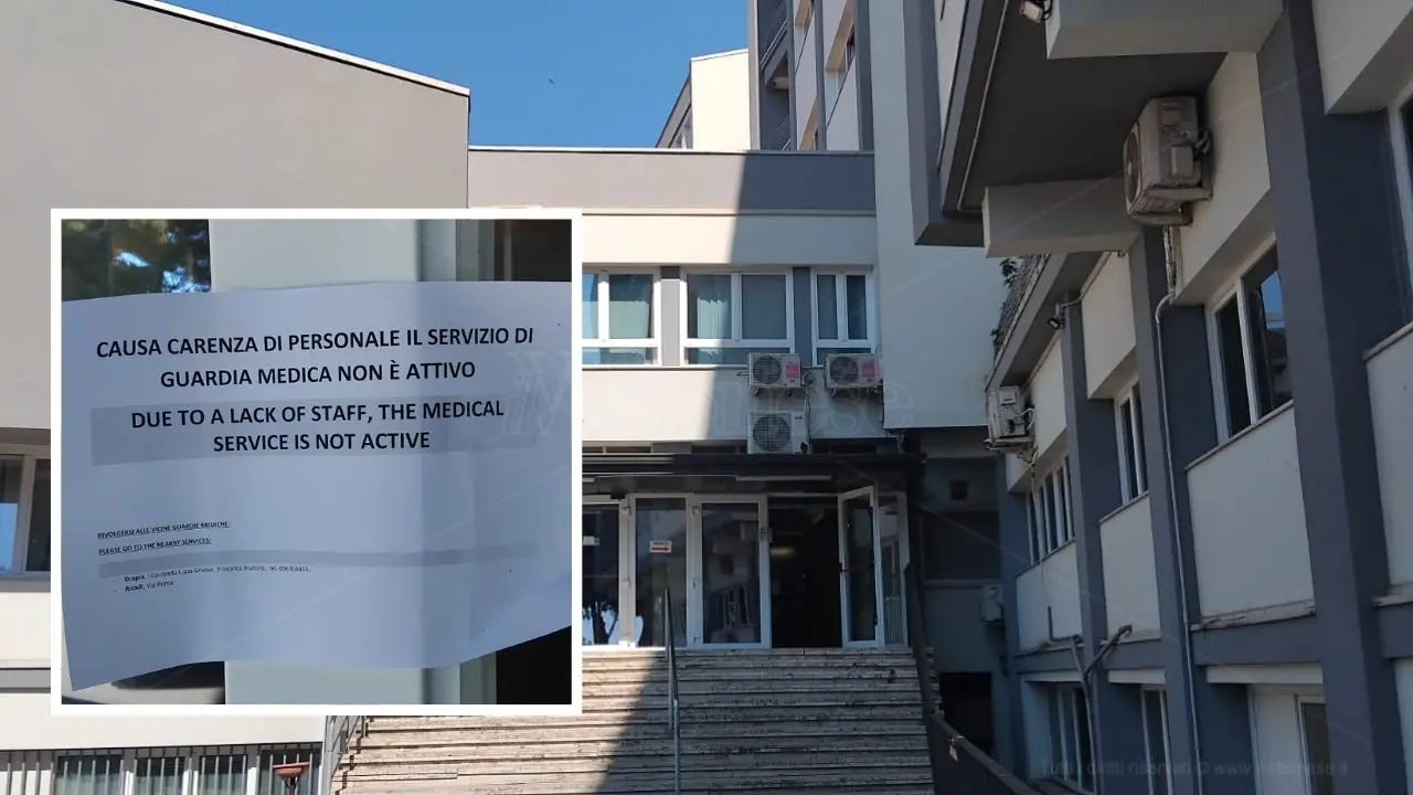 Manca il personale, niente Guardia medica a Tropea: un cartello davanti alla porta dell’ospedale avvisa i pazienti increduli