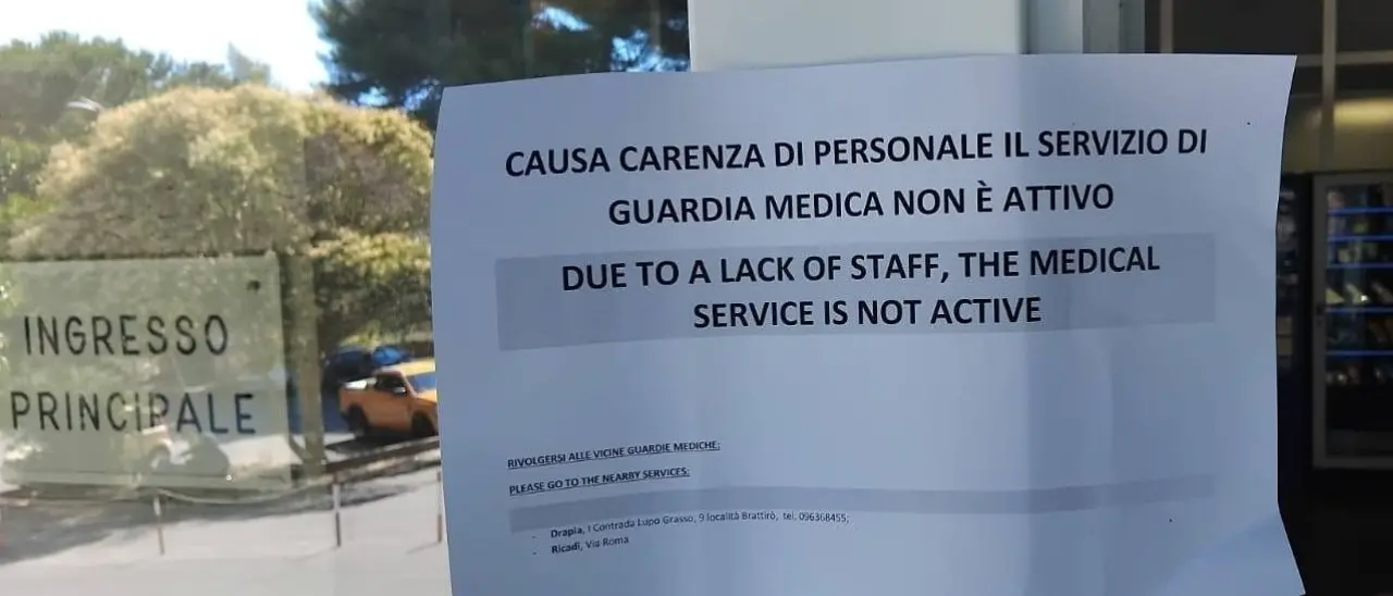 Et voilà, a Tropea la Guardia medica è tornata attiva: scompare il cartello che avvisava della sospensione del servizio