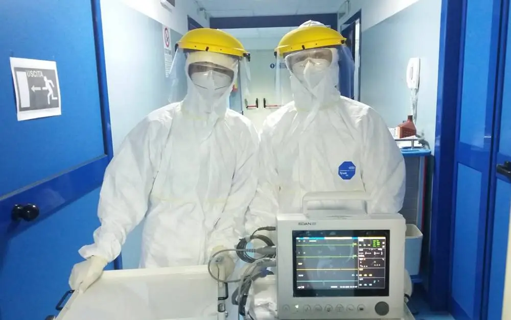 Covid, un paziente ai medici e sanitari dell'ospedale di Vibo: «Grazie, se oggi sono vivo lo devo a voi»