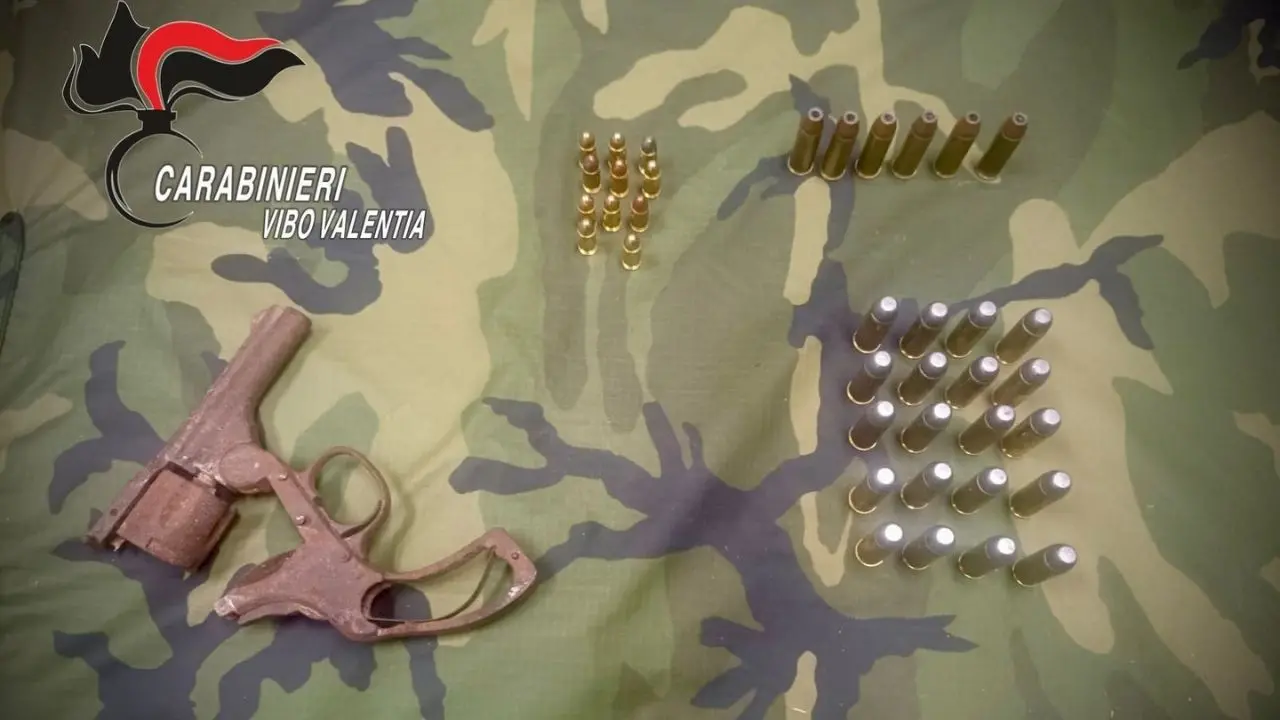 Ionadi, trovate una pistola a tamburo e 37 munizioni di vario calibro in un fondo agricolo: 50enne in arresto