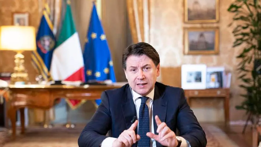 Il presidente del Consiglio, Giuseppe Conte, a Palazzo Chigi, Roma, 1 aprile 2020. ANSA/UFFICIO STAMPA PALAZZO CHIGI/FILIPPO ATTILI +++ ANSA PROVIDES ACCESS TO THIS HANDOUT PHOTO TO BE USED SOLELY TO ILLUSTRATE NEWS REPORTING OR COMMENTARY ON THE FACTS OR EVENTS DEPICTED IN THIS IMAGE; NO ARCHIVING; NO LICENSING +++
