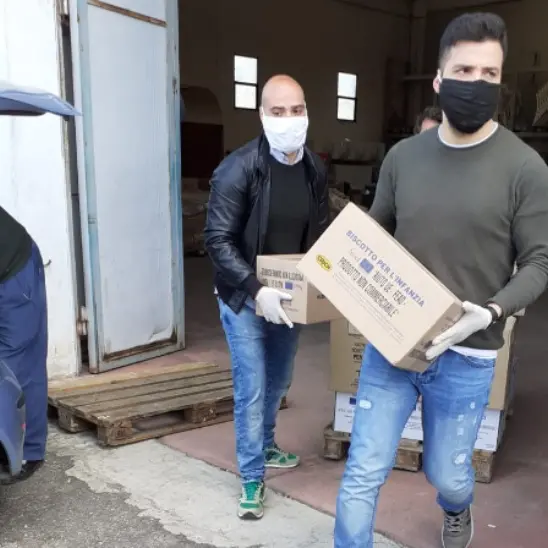 Briatico, volontari e carabinieri ritirano gli aiuti per le famiglie in difficoltà