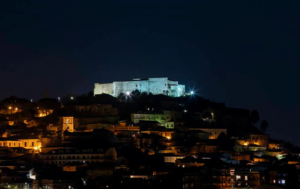 M'illumino di meno, anche Vibo aderisce: Comune e negozi spengono le luci, verranno piantati nuovi alberi