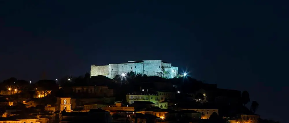 M'illumino di meno, anche Vibo aderisce: Comune e negozi spengono le luci, verranno piantati nuovi alberi