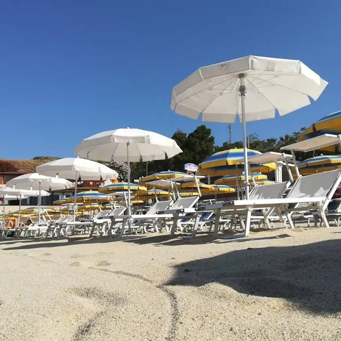 Caro ombrellone Calabria, i costi nel Vibonese: fino a 360 euro a settimana a Tropea