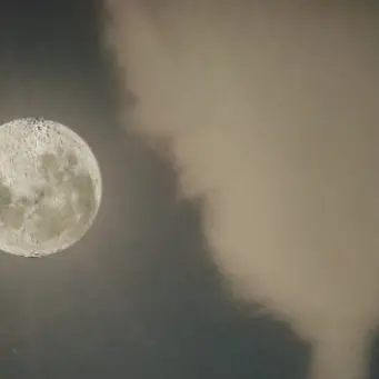 La superluna splende nei cieli vibonesi, lo scatto è pura magia