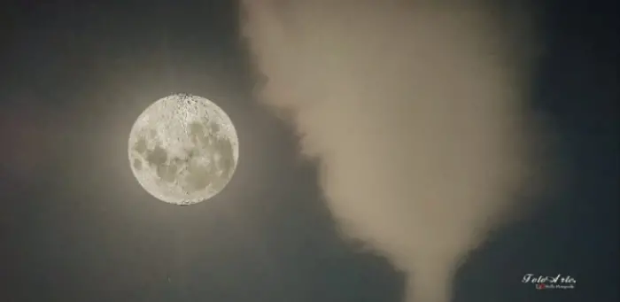 La superluna splende nei cieli vibonesi, lo scatto è pura magia