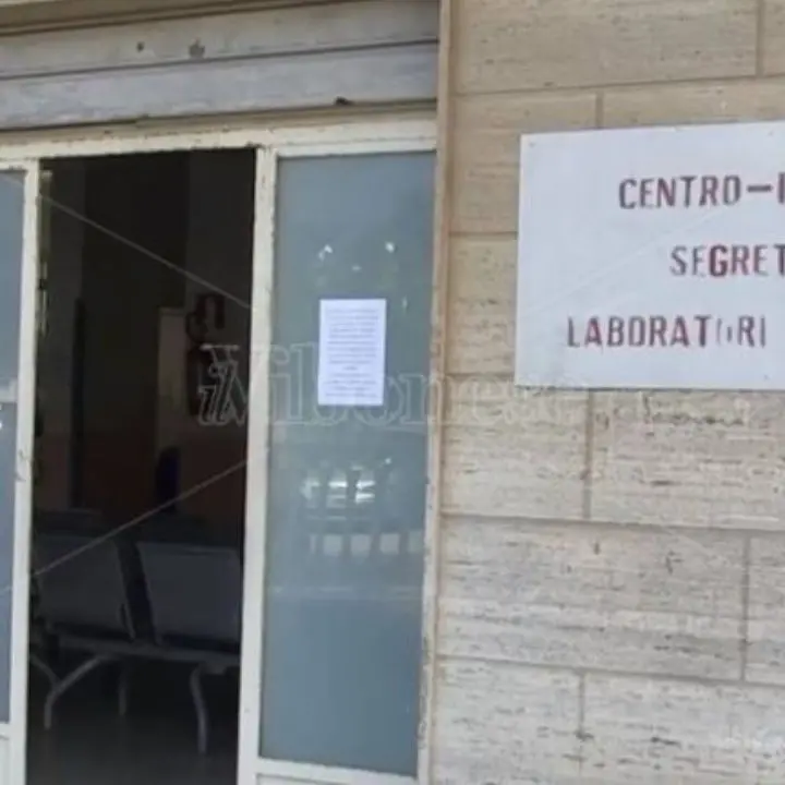 All'ospedale di Vibo laboratorio di analisi in tilt da oltre una settimana: installato un gruppo di continuità contro i black out. Piscitelli: «Colpa dell'Enel, problema risolto»