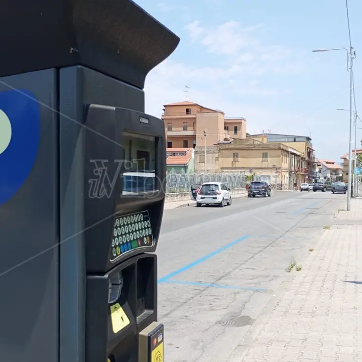 Parchimetro guasto a Vibo Marina, fioccano le multe in via Senatore Parodi: per il tagliando bisogna fare mezzo chilometro sotto al sole