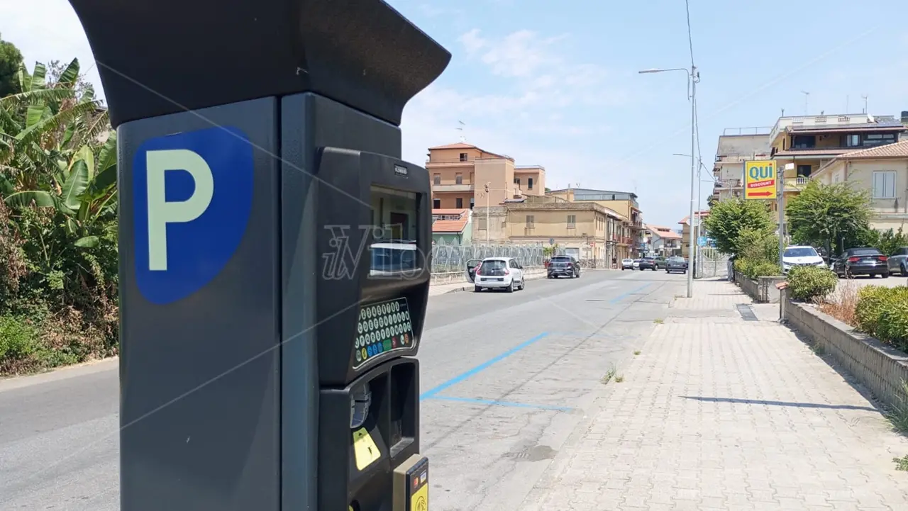 Parchimetro guasto a Vibo Marina, fioccano le multe in via Senatore Parodi: per il tagliando bisogna fare mezzo chilometro sotto al sole