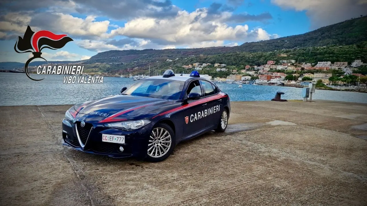 Vibo Marina, minaccia il datore di lavoro e poi viene rintracciato dai carabinieri con una bottiglia di liquido infiammabile e due accendini