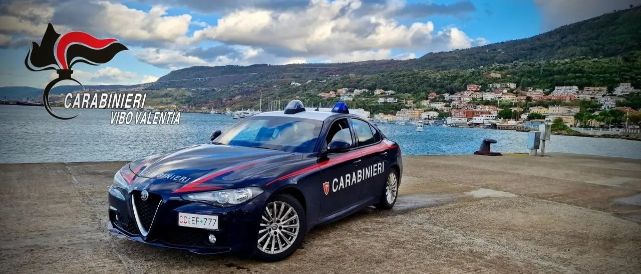 Vibo Marina, minaccia il datore di lavoro e poi viene rintracciato dai carabinieri con una bottiglia di liquido infiammabile e due accendini